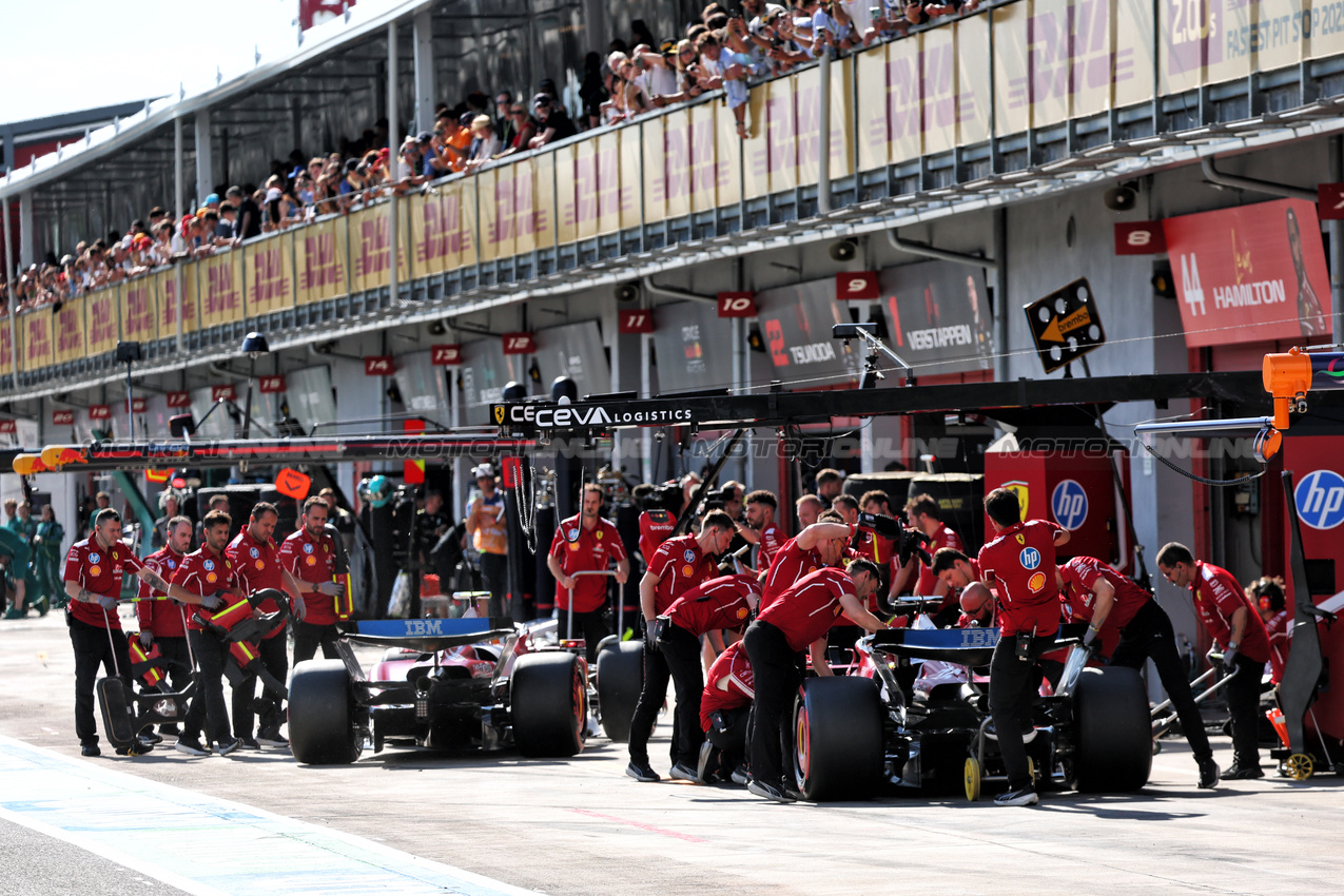 GP IMOLA, Lewis Hamilton (GBR) Ferrari SF-25 e Charles Leclerc (MON) Ferrari SF-25 in the pits.

17.05.2025. Formula 1 World Championship, Rd 7, Emilia Romagna Grand Prix, Imola, Italy, Qualifiche Day.

- www.xpbimages.com, EMail: requests@xpbimages.com © Copyright: Batchelor / XPB Images