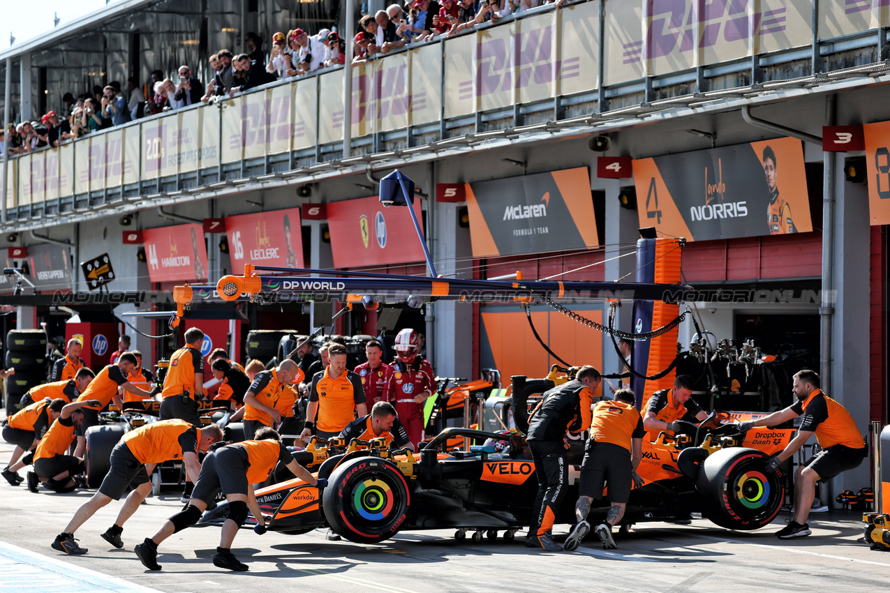 GP IMOLA, Oscar Piastri (AUS) McLaren MCL39 in the pits.

17.05.2025. Formula 1 World Championship, Rd 7, Emilia Romagna Grand Prix, Imola, Italy, Qualifiche Day.

- www.xpbimages.com, EMail: requests@xpbimages.com © Copyright: Batchelor / XPB Images