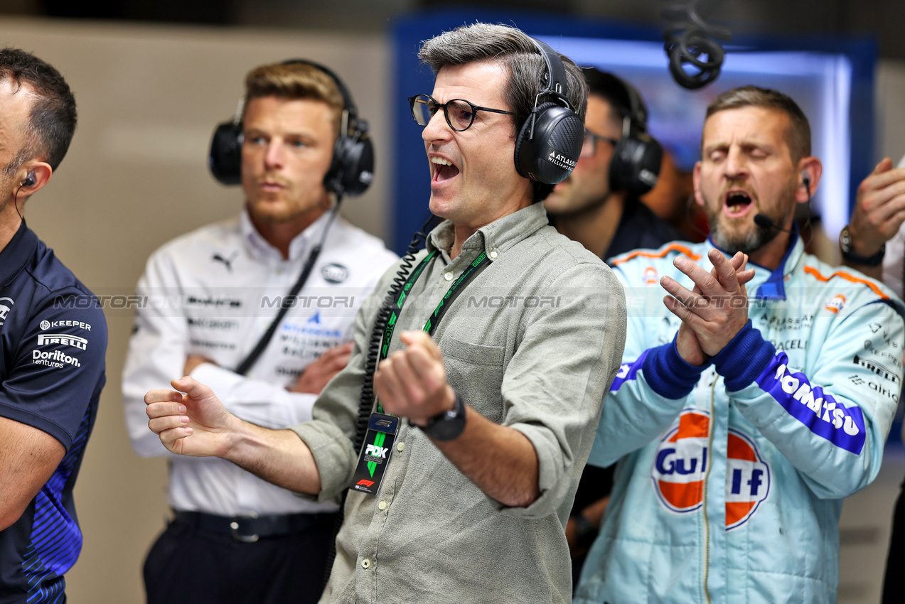 GP IMOLA, Carlos Onoro Sainz (ESP) Driver Manager watches qualifying in the Atlassian Williams Racing pit garage.

17.05.2025. Formula 1 World Championship, Rd 7, Emilia Romagna Grand Prix, Imola, Italy, Qualifiche Day.

- www.xpbimages.com, EMail: requests@xpbimages.com © Copyright: Bearne / XPB Images