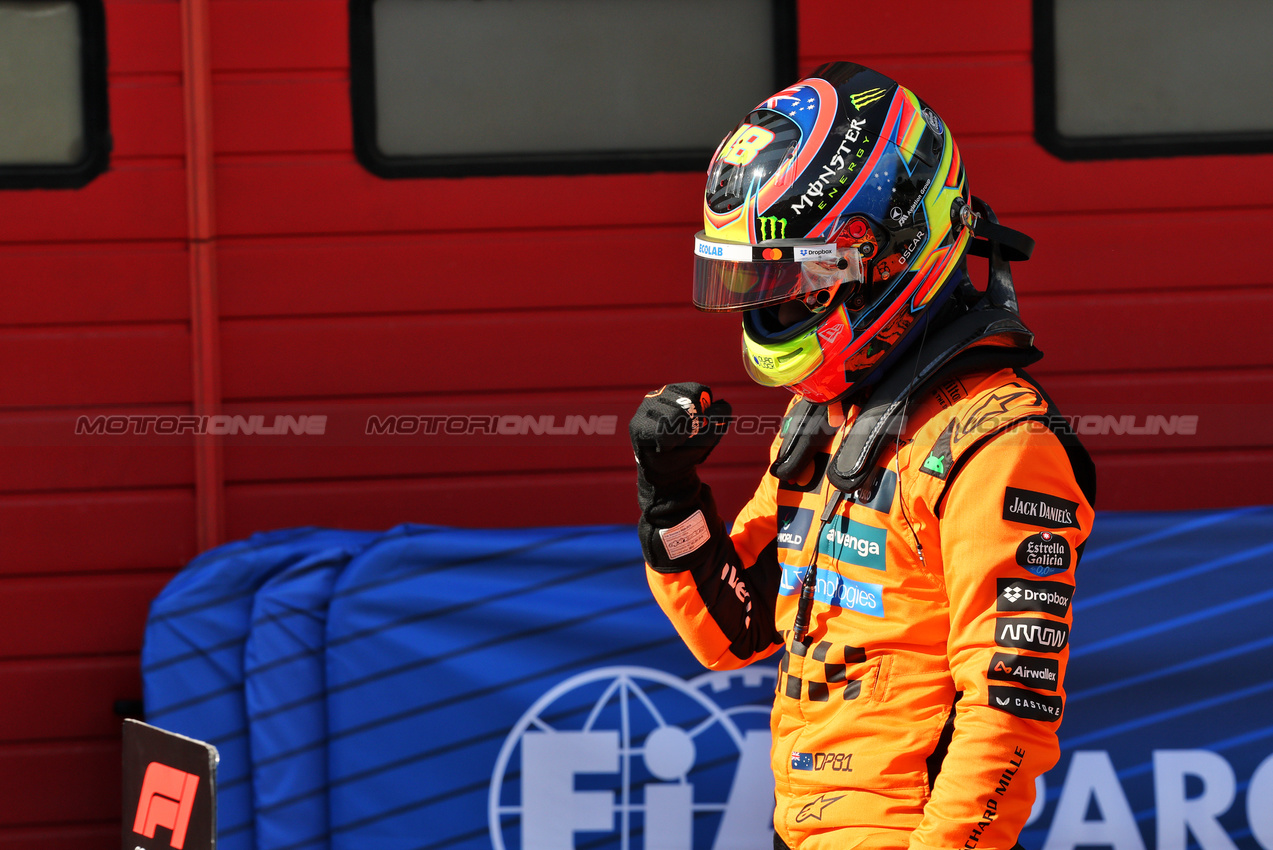 GP IMOLA, Oscar Piastri (AUS) McLaren celebrates his pole position in qualifying parc ferme.

17.05.2025. Formula 1 World Championship, Rd 7, Emilia Romagna Grand Prix, Imola, Italy, Qualifiche Day.

- www.xpbimages.com, EMail: requests@xpbimages.com © Copyright: Batchelor / XPB Images