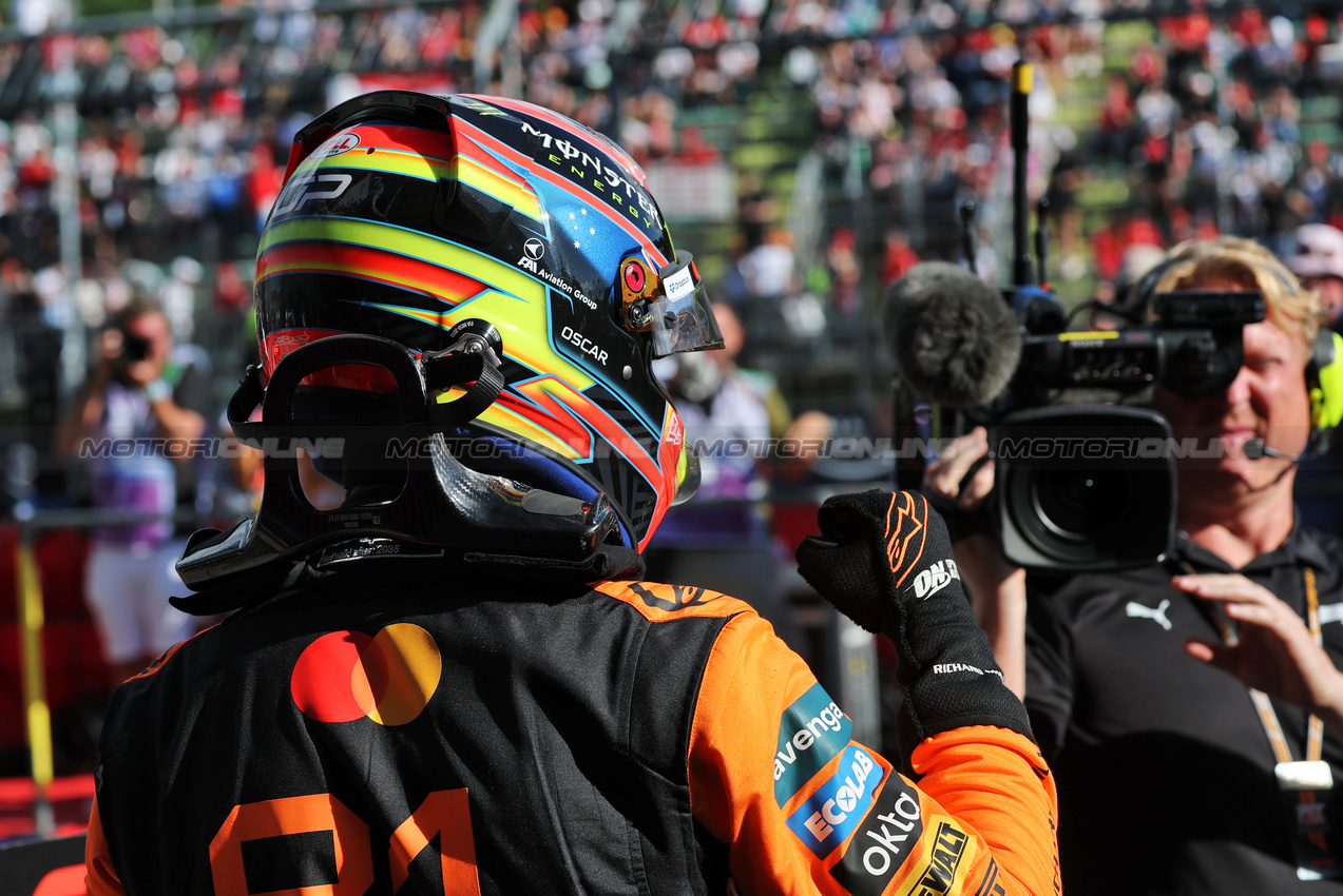 GP IMOLA, Oscar Piastri (AUS) McLaren celebrates his pole position in qualifying parc ferme.

17.05.2025. Formula 1 World Championship, Rd 7, Emilia Romagna Grand Prix, Imola, Italy, Qualifiche Day.

- www.xpbimages.com, EMail: requests@xpbimages.com © Copyright: Charniaux / XPB Images