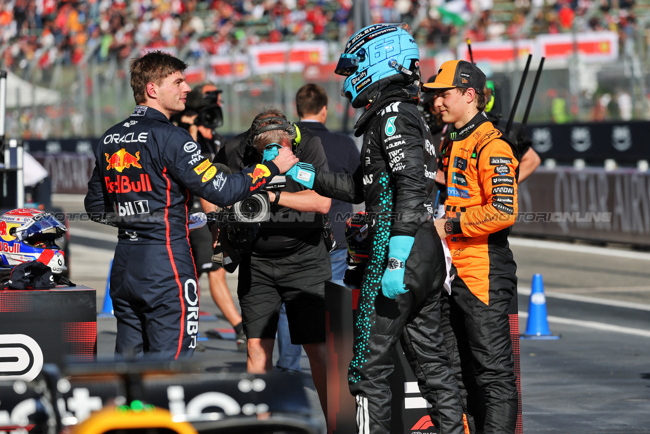 GP IMOLA, (L to R): Second placed Max Verstappen (NLD) Red Bull Racing in qualifying parc ferme with third placed George Russell (GBR) Mercedes AMG F1 e pole sitter Oscar Piastri (AUS) McLaren.

17.05.2025. Formula 1 World Championship, Rd 7, Emilia Romagna Grand Prix, Imola, Italy, Qualifiche Day.

- www.xpbimages.com, EMail: requests@xpbimages.com © Copyright: Charniaux / XPB Images