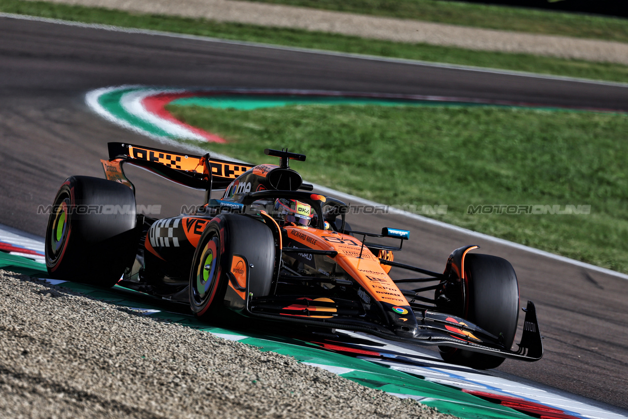 GP IMOLA, Oscar Piastri (AUS) McLaren MCL39.

17.05.2025. Formula 1 World Championship, Rd 7, Emilia Romagna Grand Prix, Imola, Italy, Qualifiche Day.

- www.xpbimages.com, EMail: requests@xpbimages.com © Copyright: Moy / XPB Images