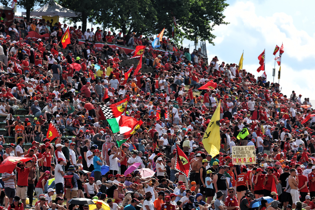 GP IMOLA, Circuit Atmosfera - fans in the grandstand.

17.05.2025. Formula 1 World Championship, Rd 7, Emilia Romagna Grand Prix, Imola, Italy, Qualifiche Day.

- www.xpbimages.com, EMail: requests@xpbimages.com © Copyright: Moy / XPB Images