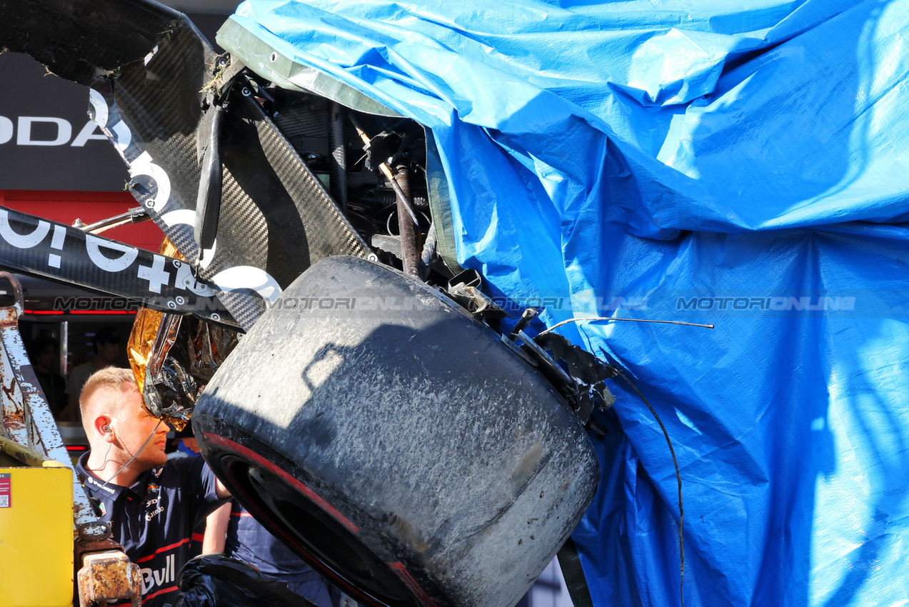 GP IMOLA, The damaged Red Bull Racing RB21 of Yuki Tsunoda (JPN) is recovered back to the pits on the back of a truck after he crashed in qualifying.

17.05.2025. Formula 1 World Championship, Rd 7, Emilia Romagna Grand Prix, Imola, Italy, Qualifiche Day.

- www.xpbimages.com, EMail: requests@xpbimages.com © Copyright: Charniaux / XPB Images