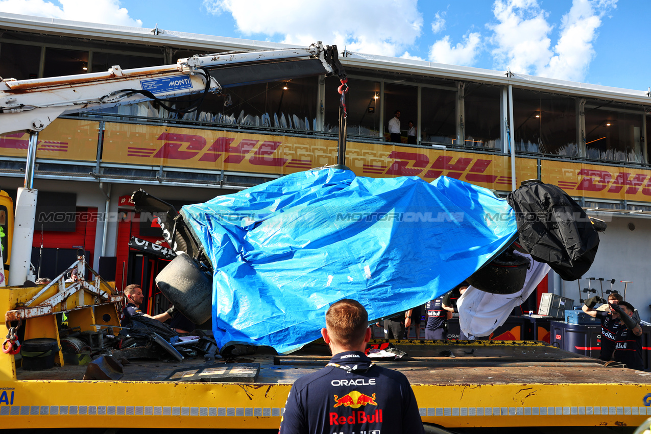 GP IMOLA, The damaged Red Bull Racing RB21 of Yuki Tsunoda (JPN) is recovered back to the pits on the back of a truck after he crashed in qualifying.

17.05.2025. Formula 1 World Championship, Rd 7, Emilia Romagna Grand Prix, Imola, Italy, Qualifiche Day.

- www.xpbimages.com, EMail: requests@xpbimages.com © Copyright: Charniaux / XPB Images