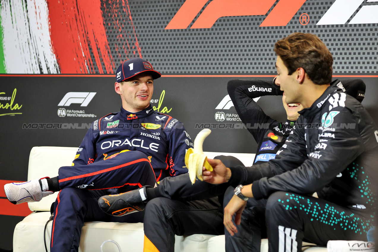 GP IMOLA, (L to R): Max Verstappen (NLD) Red Bull Racing; Oscar Piastri (AUS) McLaren; e George Russell (GBR) Mercedes AMG F1 in the post qualifying FIA Press Conference.

17.05.2025. Formula 1 World Championship, Rd 7, Emilia Romagna Grand Prix, Imola, Italy, Qualifiche Day.

- www.xpbimages.com, EMail: requests@xpbimages.com © Copyright: Bearne / XPB Images