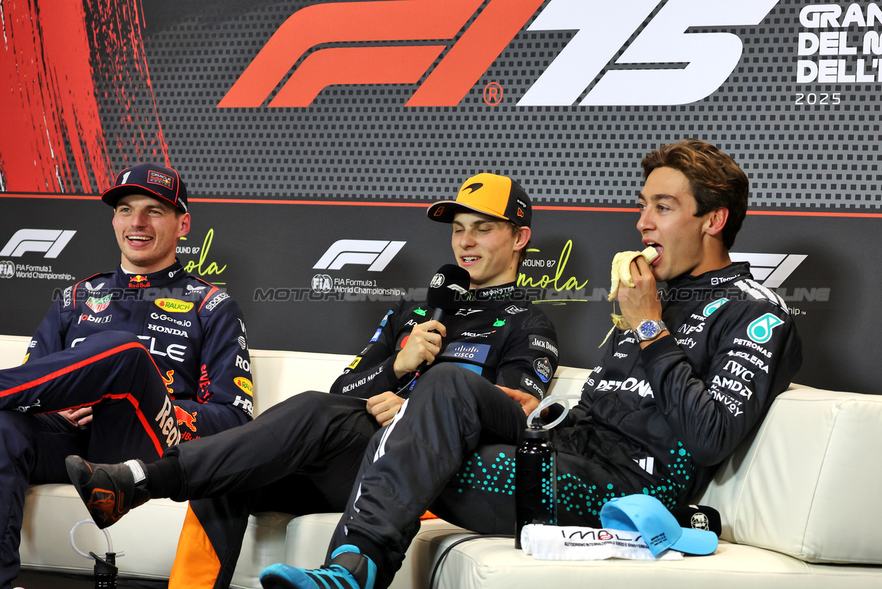 GP IMOLA, (L to R): Max Verstappen (NLD) Red Bull Racing; Oscar Piastri (AUS) McLaren; e George Russell (GBR) Mercedes AMG F1 in the post qualifying FIA Press Conference.

17.05.2025. Formula 1 World Championship, Rd 7, Emilia Romagna Grand Prix, Imola, Italy, Qualifiche Day.

- www.xpbimages.com, EMail: requests@xpbimages.com © Copyright: Bearne / XPB Images