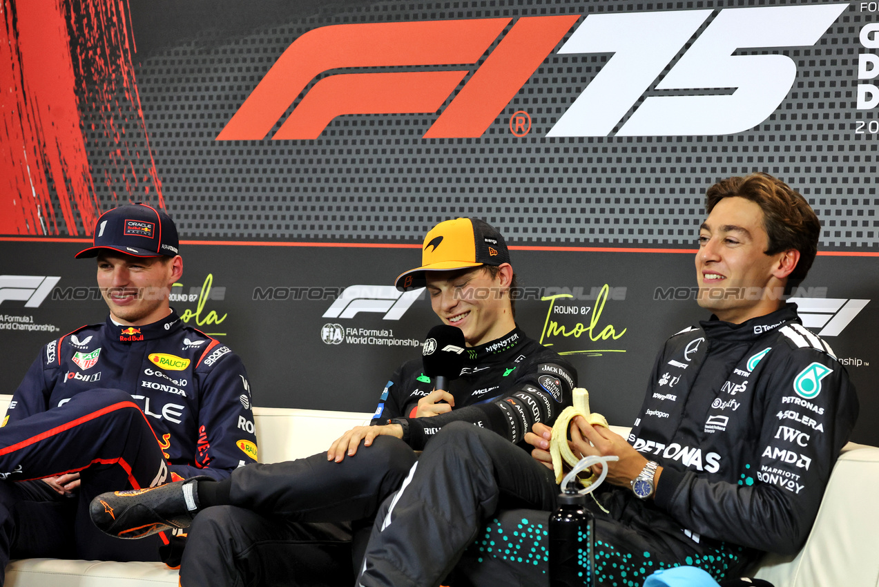GP IMOLA, (L to R): Max Verstappen (NLD) Red Bull Racing; Oscar Piastri (AUS) McLaren; e George Russell (GBR) Mercedes AMG F1 in the post qualifying FIA Press Conference.

17.05.2025. Formula 1 World Championship, Rd 7, Emilia Romagna Grand Prix, Imola, Italy, Qualifiche Day.

- www.xpbimages.com, EMail: requests@xpbimages.com © Copyright: Bearne / XPB Images