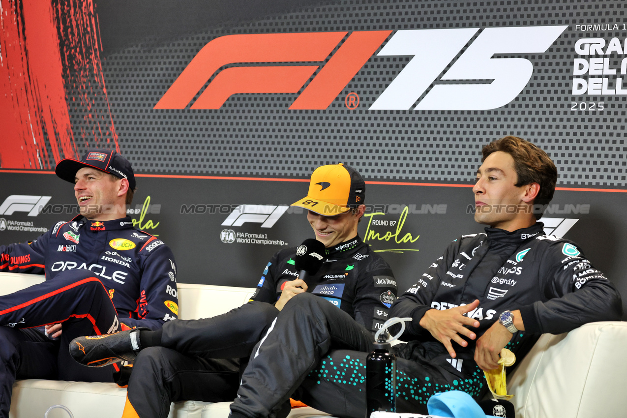 GP IMOLA, (L to R): Max Verstappen (NLD) Red Bull Racing; Oscar Piastri (AUS) McLaren; e George Russell (GBR) Mercedes AMG F1 in the post qualifying FIA Press Conference.

17.05.2025. Formula 1 World Championship, Rd 7, Emilia Romagna Grand Prix, Imola, Italy, Qualifiche Day.

- www.xpbimages.com, EMail: requests@xpbimages.com © Copyright: Bearne / XPB Images