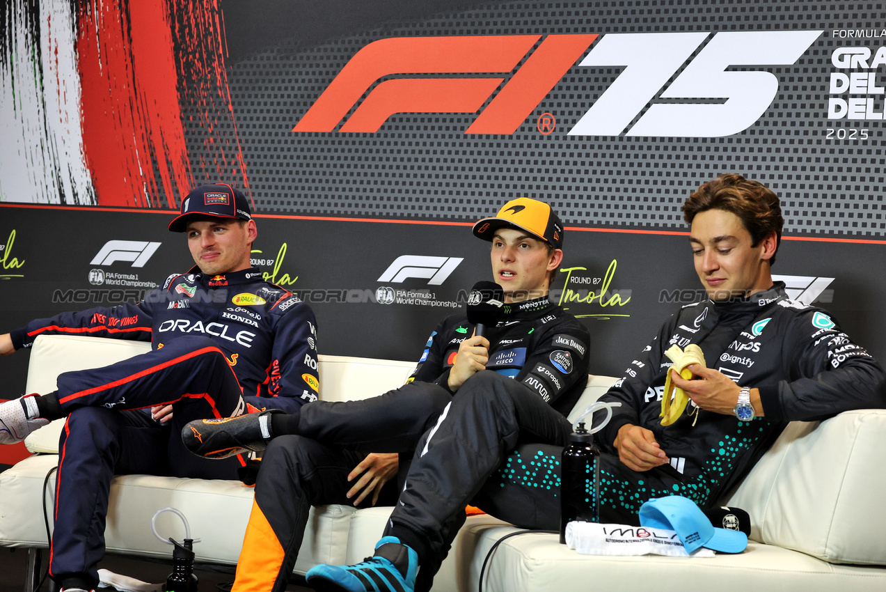 GP IMOLA, (L to R): Max Verstappen (NLD) Red Bull Racing; Oscar Piastri (AUS) McLaren; e George Russell (GBR) Mercedes AMG F1 in the post qualifying FIA Press Conference.

17.05.2025. Formula 1 World Championship, Rd 7, Emilia Romagna Grand Prix, Imola, Italy, Qualifiche Day.

- www.xpbimages.com, EMail: requests@xpbimages.com © Copyright: Bearne / XPB Images