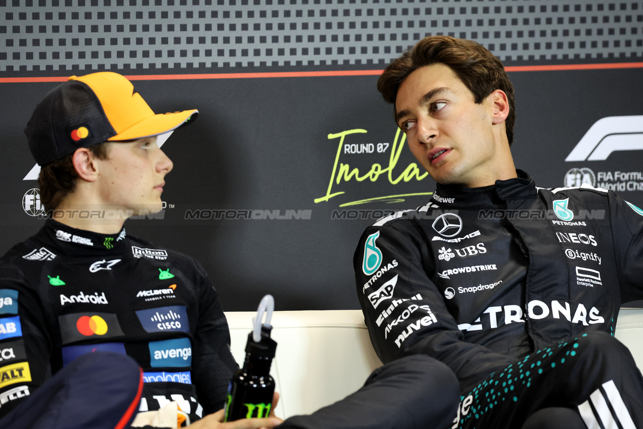 GP IMOLA, (L to R): Oscar Piastri (AUS) McLaren e George Russell (GBR) Mercedes AMG F1 in the post qualifying FIA Press Conference.

17.05.2025. Formula 1 World Championship, Rd 7, Emilia Romagna Grand Prix, Imola, Italy, Qualifiche Day.

- www.xpbimages.com, EMail: requests@xpbimages.com © Copyright: Bearne / XPB Images