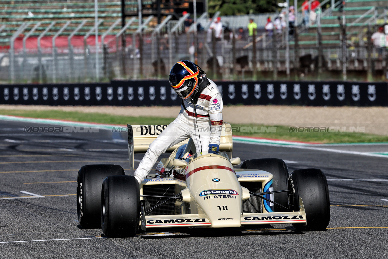 GP IMOLA, Thierry Boutsen (BEL) climbs out of his 1985 Arrows A8.

17.05.2025. Formula 1 World Championship, Rd 7, Emilia Romagna Grand Prix, Imola, Italy, Qualifiche Day.

- www.xpbimages.com, EMail: requests@xpbimages.com © Copyright: Batchelor / XPB Images