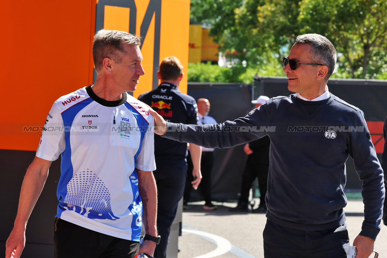 GP IMOLA, Tim Goss (GBR) Racing Bulls Chief Technical Director (Left).

17.05.2025. Formula 1 World Championship, Rd 7, Emilia Romagna Grand Prix, Imola, Italy, Qualifiche Day.

- www.xpbimages.com, EMail: requests@xpbimages.com © Copyright: Moy / XPB Images