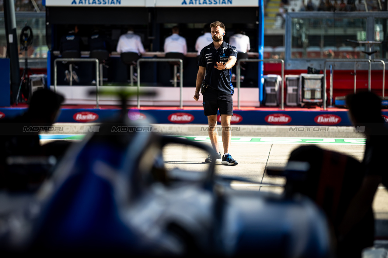 GP IMOLA, Carlos Sainz (ESP) Atlassian Williams Racing FW47 leaves the pits.

17.05.2025. Formula 1 World Championship, Rd 7, Emilia Romagna Grand Prix, Imola, Italy, Qualifiche Day.

- www.xpbimages.com, EMail: requests@xpbimages.com © Copyright: Bearne / XPB Images