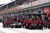 GP IMOLA, Lewis Hamilton (GBR) Ferrari SF-25 e Charles Leclerc (MON) Ferrari SF-25 in the pits.

17.05.2025. Formula 1 World Championship, Rd 7, Emilia Romagna Grand Prix, Imola, Italy, Qualifiche Day.

- www.xpbimages.com, EMail: requests@xpbimages.com © Copyright: Batchelor / XPB Images