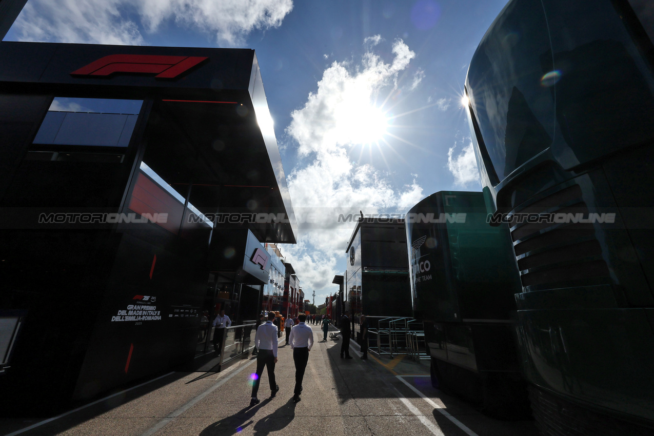 GP IMOLA, Paddock Atmosfera.

16.05.2025. Formula 1 World Championship, Rd 7, Emilia Romagna Grand Prix, Imola, Italy, Practice Day.

- www.xpbimages.com, EMail: requests@xpbimages.com © Copyright: Moy / XPB Images