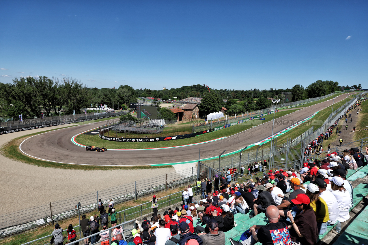 GP IMOLA, Max Verstappen (NLD) Red Bull Racing RB21.

16.05.2025. Formula 1 World Championship, Rd 7, Emilia Romagna Grand Prix, Imola, Italy, Practice Day.

- www.xpbimages.com, EMail: requests@xpbimages.com © Copyright: Moy / XPB Images