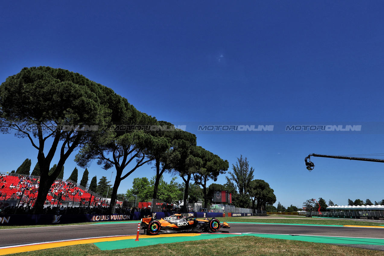 GP IMOLA, Oscar Piastri (AUS) McLaren MCL39.

16.05.2025. Formula 1 World Championship, Rd 7, Emilia Romagna Grand Prix, Imola, Italy, Practice Day.

- www.xpbimages.com, EMail: requests@xpbimages.com © Copyright: Bearne / XPB Images