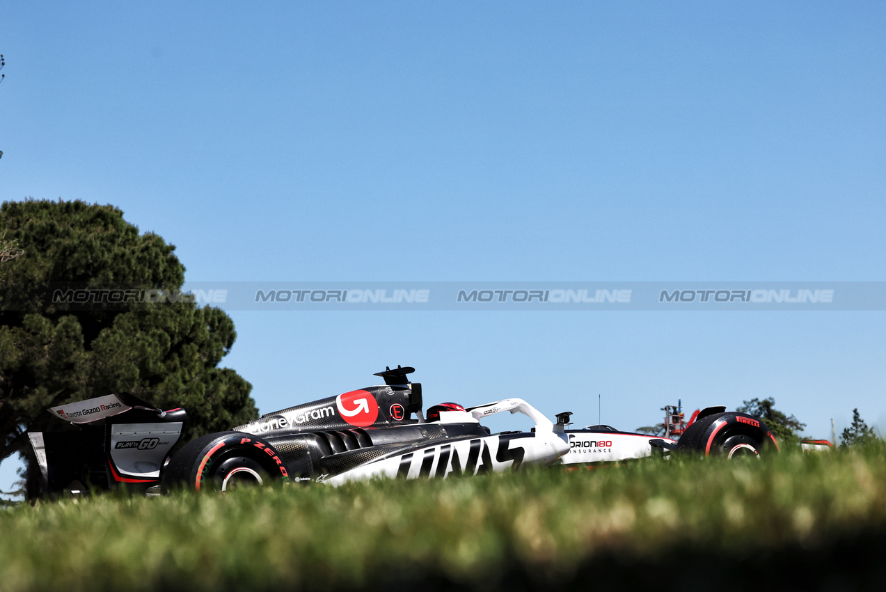 GP IMOLA, Esteban Ocon (FRA) Haas VF-25.

16.05.2025. Formula 1 World Championship, Rd 7, Emilia Romagna Grand Prix, Imola, Italy, Practice Day.

- www.xpbimages.com, EMail: requests@xpbimages.com © Copyright: Bearne / XPB Images