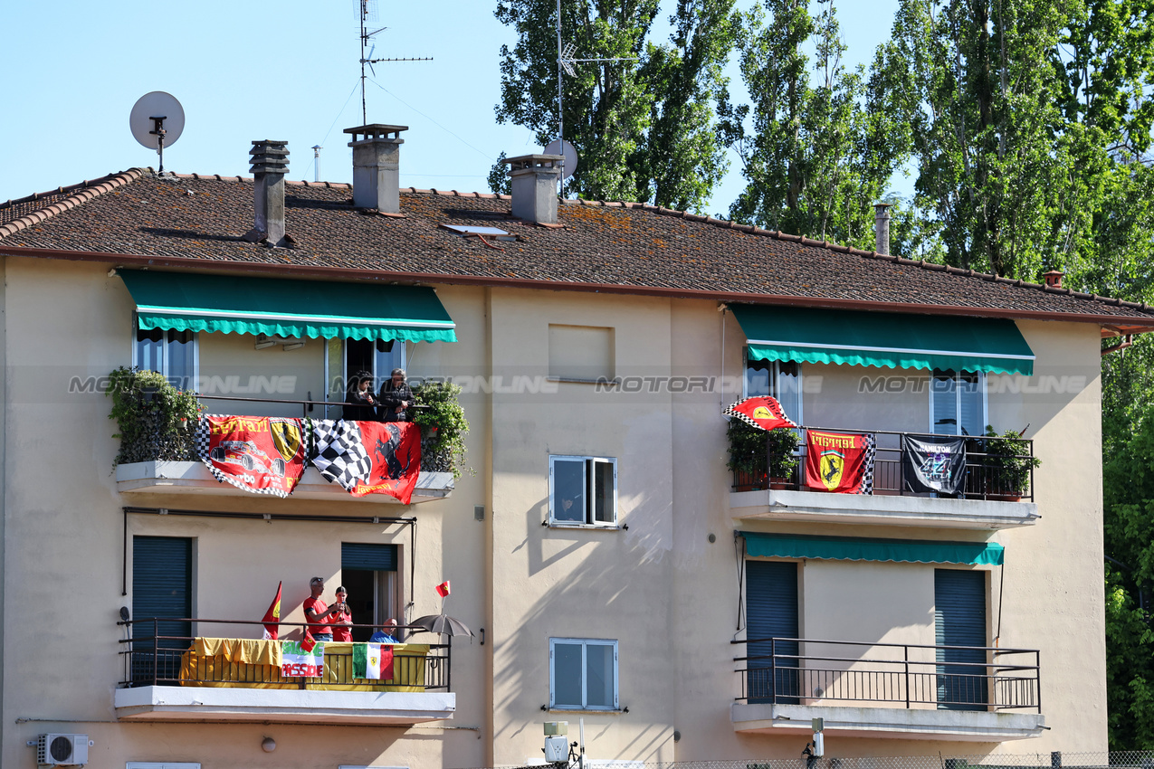 GP IMOLA, Circuit Atmosfera - houses trackside.

16.05.2025. Formula 1 World Championship, Rd 7, Emilia Romagna Grand Prix, Imola, Italy, Practice Day.

- www.xpbimages.com, EMail: requests@xpbimages.com © Copyright: Bearne / XPB Images