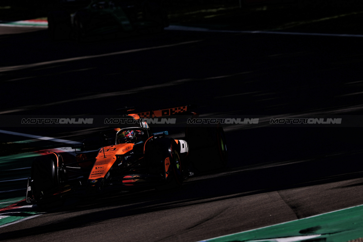 GP IMOLA, Oscar Piastri (AUS) McLaren MCL39.

16.05.2025. Formula 1 World Championship, Rd 7, Emilia Romagna Grand Prix, Imola, Italy, Practice Day.

- www.xpbimages.com, EMail: requests@xpbimages.com © Copyright: Charniaux / XPB Images