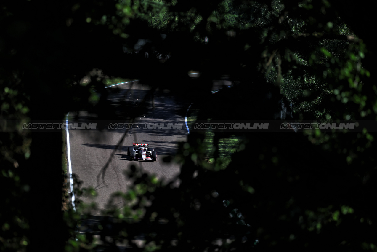 GP IMOLA, Esteban Ocon (FRA) Haas VF-25.

16.05.2025. Formula 1 World Championship, Rd 7, Emilia Romagna Grand Prix, Imola, Italy, Practice Day.

- www.xpbimages.com, EMail: requests@xpbimages.com © Copyright: Moy / XPB Images