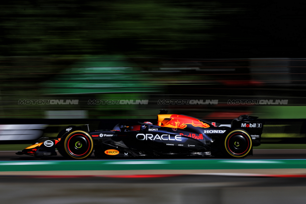 GP IMOLA, Max Verstappen (NLD) Red Bull Racing RB21.

16.05.2025. Formula 1 World Championship, Rd 7, Emilia Romagna Grand Prix, Imola, Italy, Practice Day.

- www.xpbimages.com, EMail: requests@xpbimages.com © Copyright: Charniaux / XPB Images