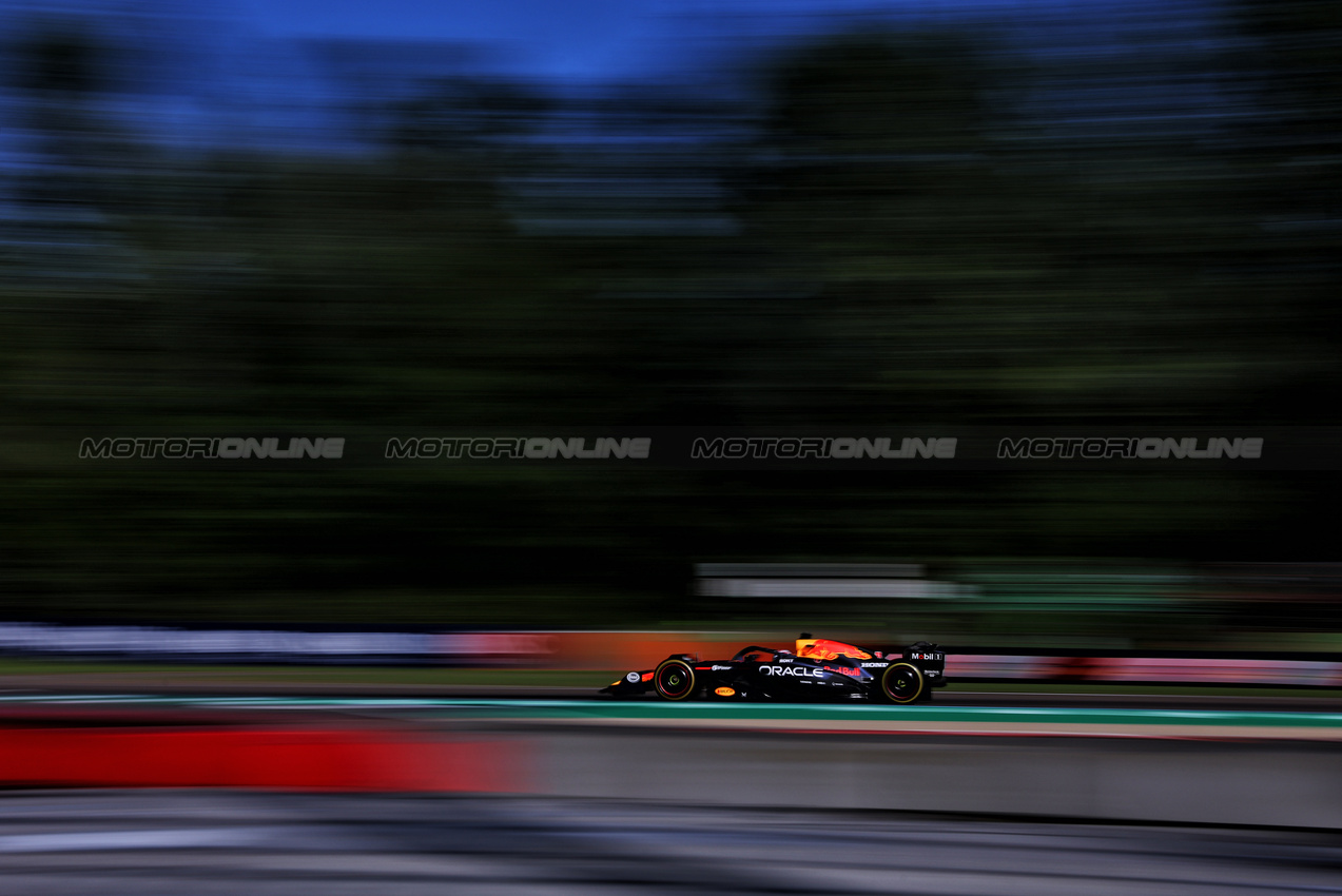 GP IMOLA, Max Verstappen (NLD) Red Bull Racing RB21.

16.05.2025. Formula 1 World Championship, Rd 7, Emilia Romagna Grand Prix, Imola, Italy, Practice Day.

- www.xpbimages.com, EMail: requests@xpbimages.com © Copyright: Charniaux / XPB Images