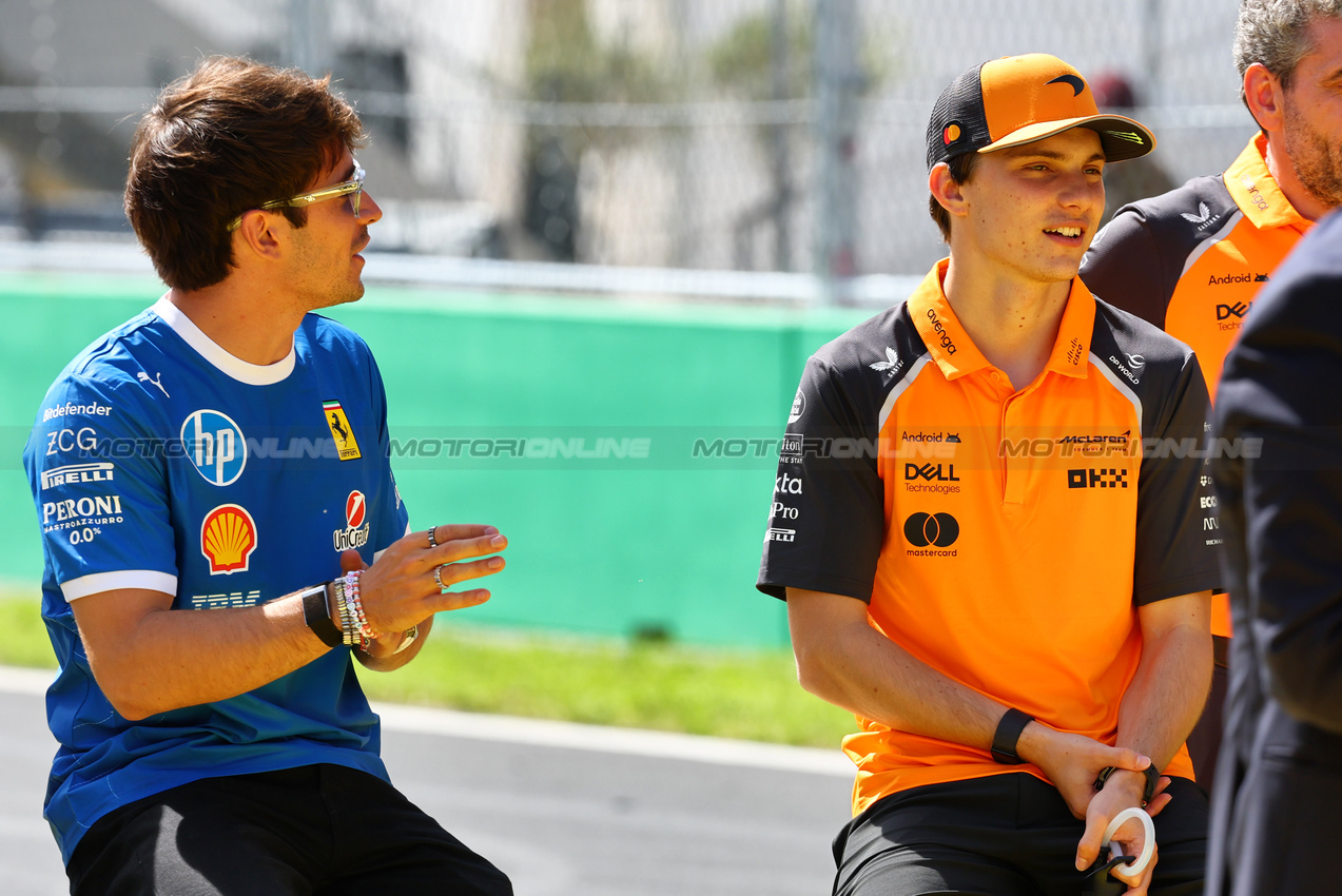 GP ITALIA, (L to R): Charles Leclerc (MON) Ferrari with Oscar Piastri (AUS) McLaren.

07.09.2025. Formula 1 World Championship, Rd 16, Italian Grand Prix, Monza, Italy, Gara Day.

- www.xpbimages.com, EMail: requests@xpbimages.com © Copyright: Batchelor / XPB Images
