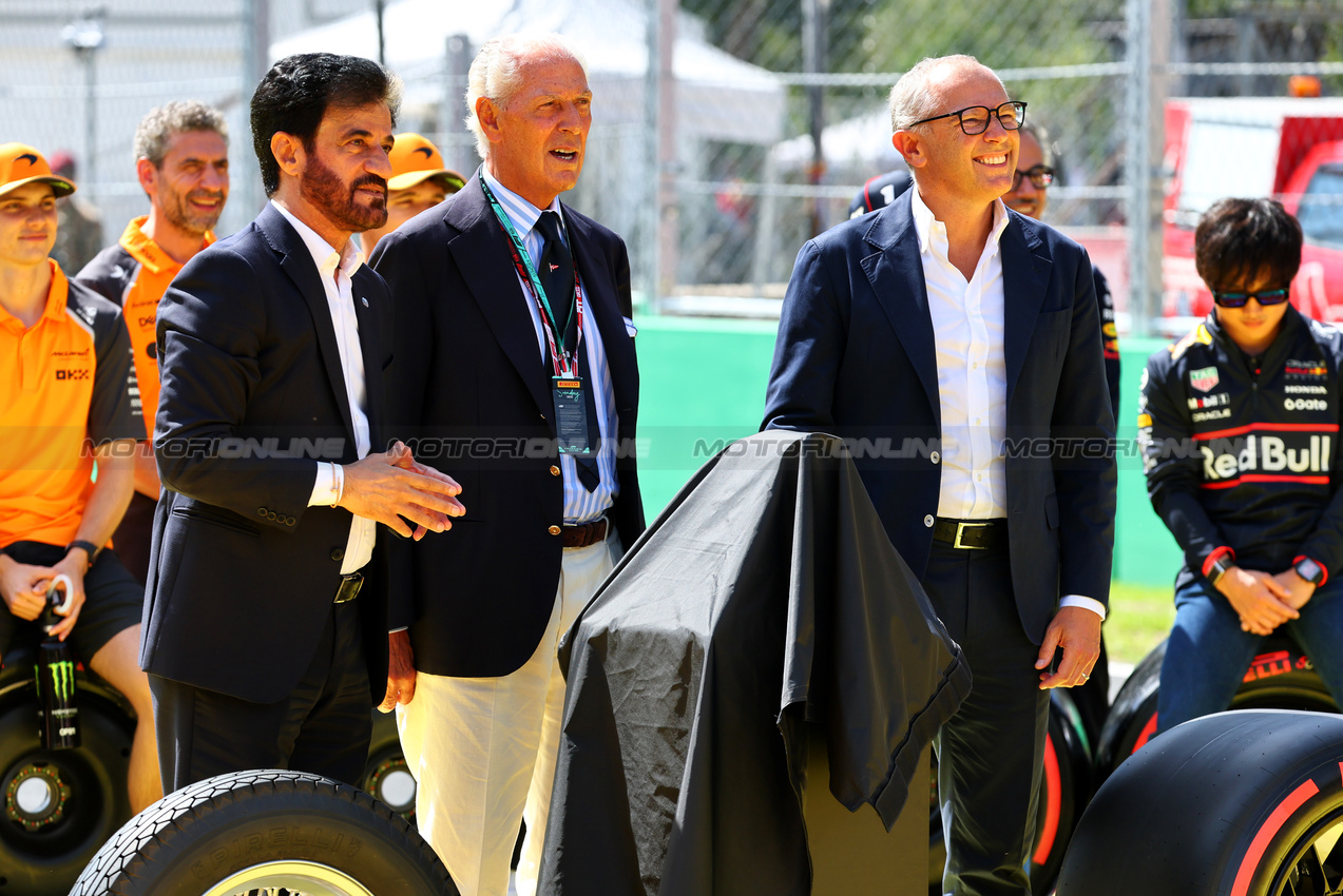 GP ITALIA, (L to R): Mohammed Bin Sulayem (UAE) FIA President; Marco Tronchetti Provera (ITA) Pirelli Chairman; e Stefano Domenicali (ITA) Formula One President e CEO celebrate 500 GP for Pirelli.

07.09.2025. Formula 1 World Championship, Rd 16, Italian Grand Prix, Monza, Italy, Gara Day.

- www.xpbimages.com, EMail: requests@xpbimages.com © Copyright: Batchelor / XPB Images