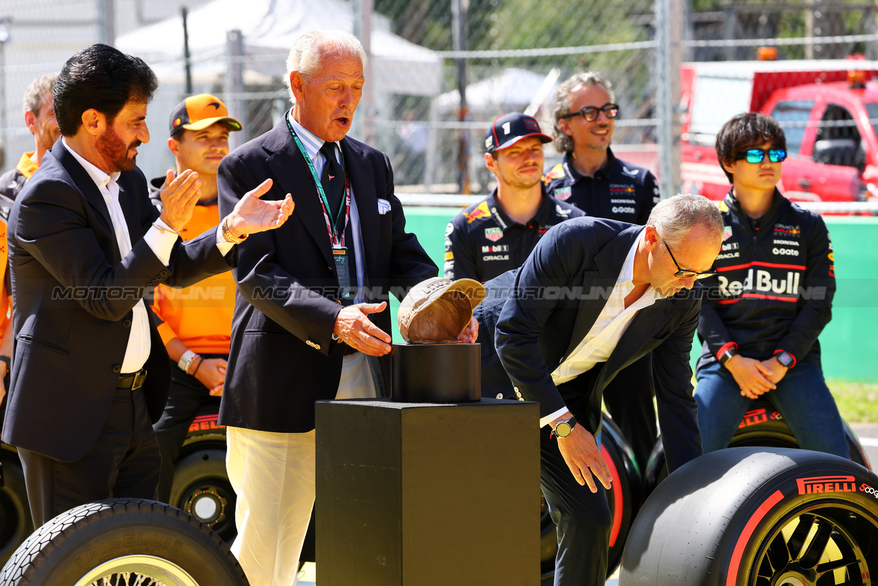 GP ITALIA, (L to R): Mohammed Bin Sulayem (UAE) FIA President; Marco Tronchetti Provera (ITA) Pirelli Chairman; e Stefano Domenicali (ITA) Formula One President e CEO celebrate 500 GP for Pirelli.

07.09.2025. Formula 1 World Championship, Rd 16, Italian Grand Prix, Monza, Italy, Gara Day.

- www.xpbimages.com, EMail: requests@xpbimages.com © Copyright: Batchelor / XPB Images