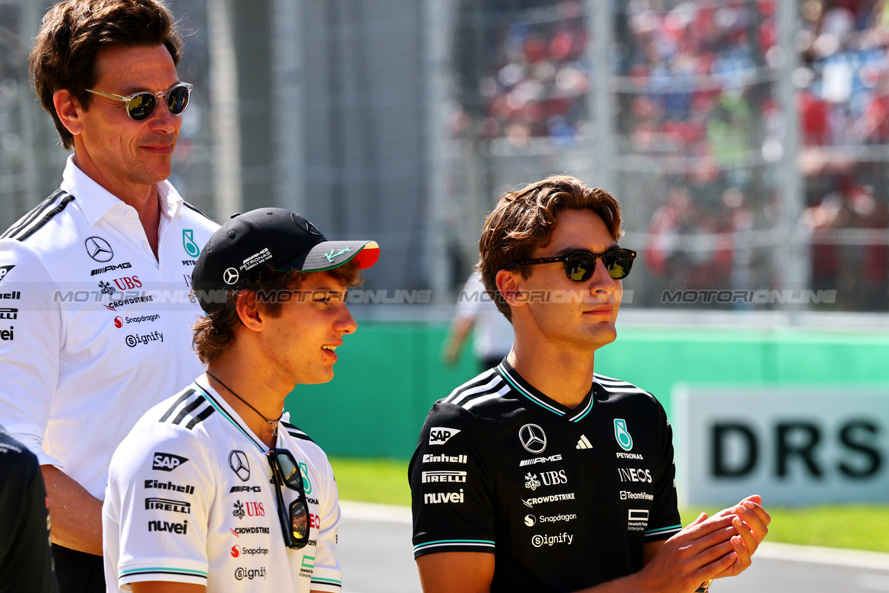 GP ITALIA, (L to R): Toto Wolff (GER) Mercedes AMG F1 Shareholder e Executive Director with Andrea Kimi Antonelli (ITA) Mercedes AMG F1 e George Russell (GBR) Mercedes AMG F1.

07.09.2025. Formula 1 World Championship, Rd 16, Italian Grand Prix, Monza, Italy, Gara Day.

- www.xpbimages.com, EMail: requests@xpbimages.com © Copyright: Batchelor / XPB Images