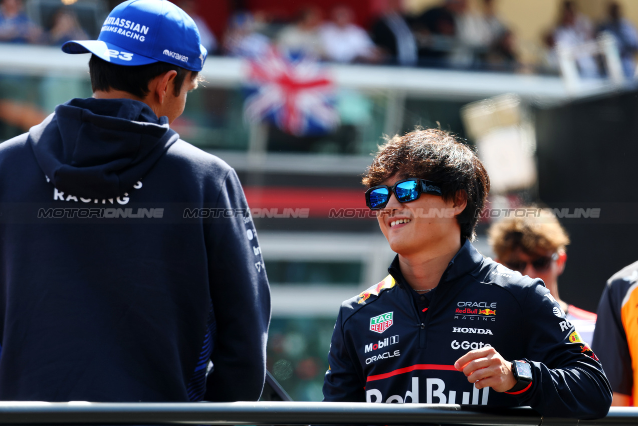 GP ITALIA, (L to R): Alexander Albon (THA) Atlassian Williams Racing with Yuki Tsunoda (JPN) Red Bull Racing on the drivers' parade.

07.09.2025. Formula 1 World Championship, Rd 16, Italian Grand Prix, Monza, Italy, Gara Day.

- www.xpbimages.com, EMail: requests@xpbimages.com © Copyright: Batchelor / XPB Images