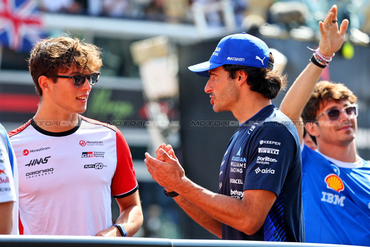GP ITALIA, (L to R): Oliver Bearman (GBR) Haas F1 Team with Carlos Sainz (ESP) Atlassian Williams Racing on the drivers' parade.

07.09.2025. Formula 1 World Championship, Rd 16, Italian Grand Prix, Monza, Italy, Gara Day.

- www.xpbimages.com, EMail: requests@xpbimages.com © Copyright: Batchelor / XPB Images