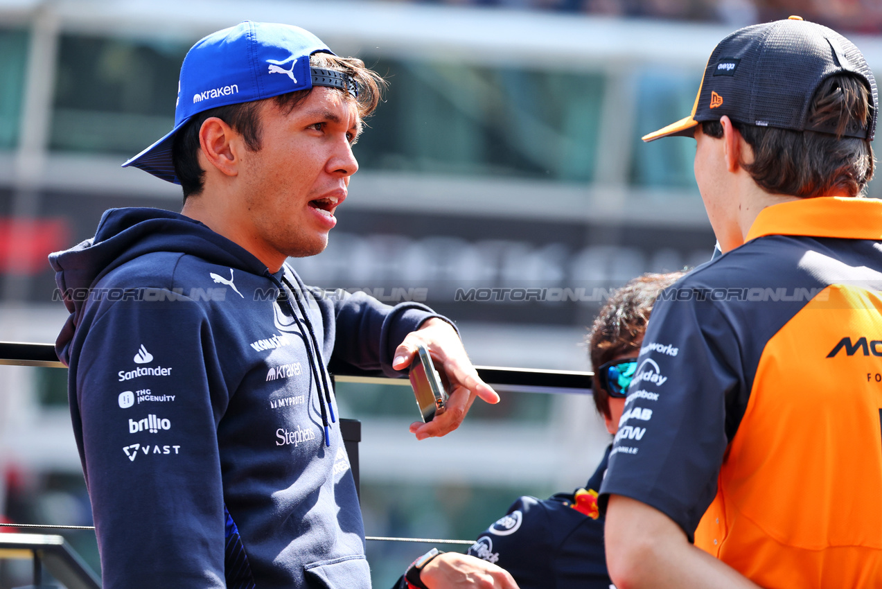 GP ITALIA, (L to R): Alexander Albon (THA) Atlassian Williams Racing with Oscar Piastri (AUS) McLaren on the drivers' parade.

07.09.2025. Formula 1 World Championship, Rd 16, Italian Grand Prix, Monza, Italy, Gara Day.

- www.xpbimages.com, EMail: requests@xpbimages.com © Copyright: Batchelor / XPB Images