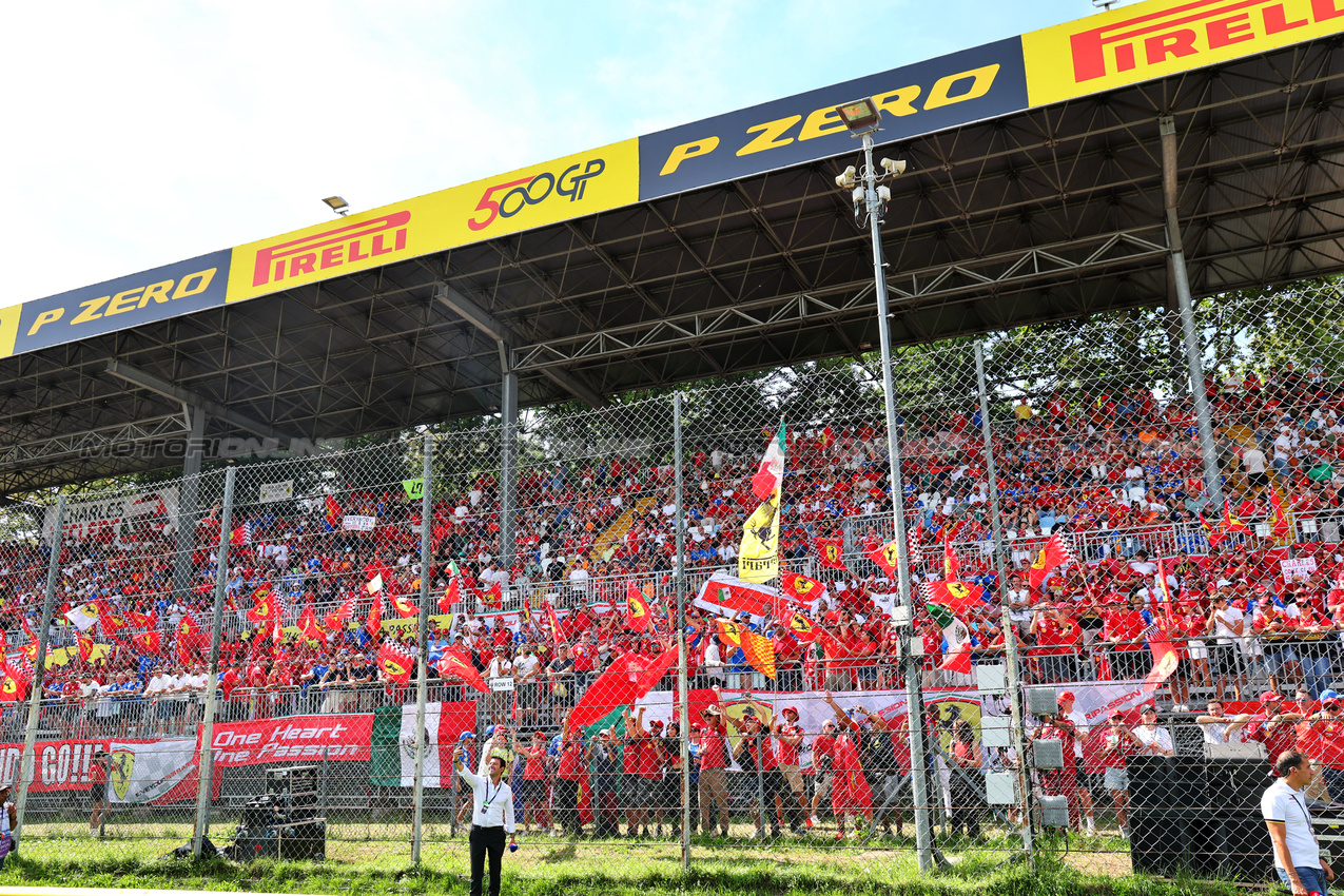 GP ITALIA, Circuit Atmosfera - fans in the grandstand.

07.09.2025. Formula 1 World Championship, Rd 16, Italian Grand Prix, Monza, Italy, Gara Day.

- www.xpbimages.com, EMail: requests@xpbimages.com © Copyright: Batchelor / XPB Images