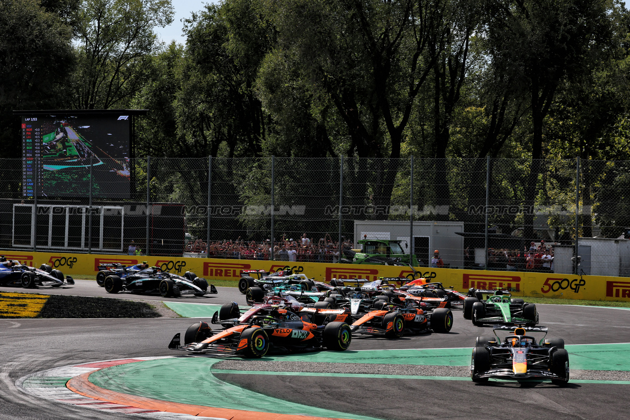 GP ITALIA, Max Verstappen (NLD) Red Bull Racing RB21 runs wide to lead Lando Norris (GBR) McLaren MCL39 at the partenza of the race.

07.09.2025. Formula 1 World Championship, Rd 16, Italian Grand Prix, Monza, Italy, Gara Day.

- www.xpbimages.com, EMail: requests@xpbimages.com © Copyright: Charniaux / XPB Images