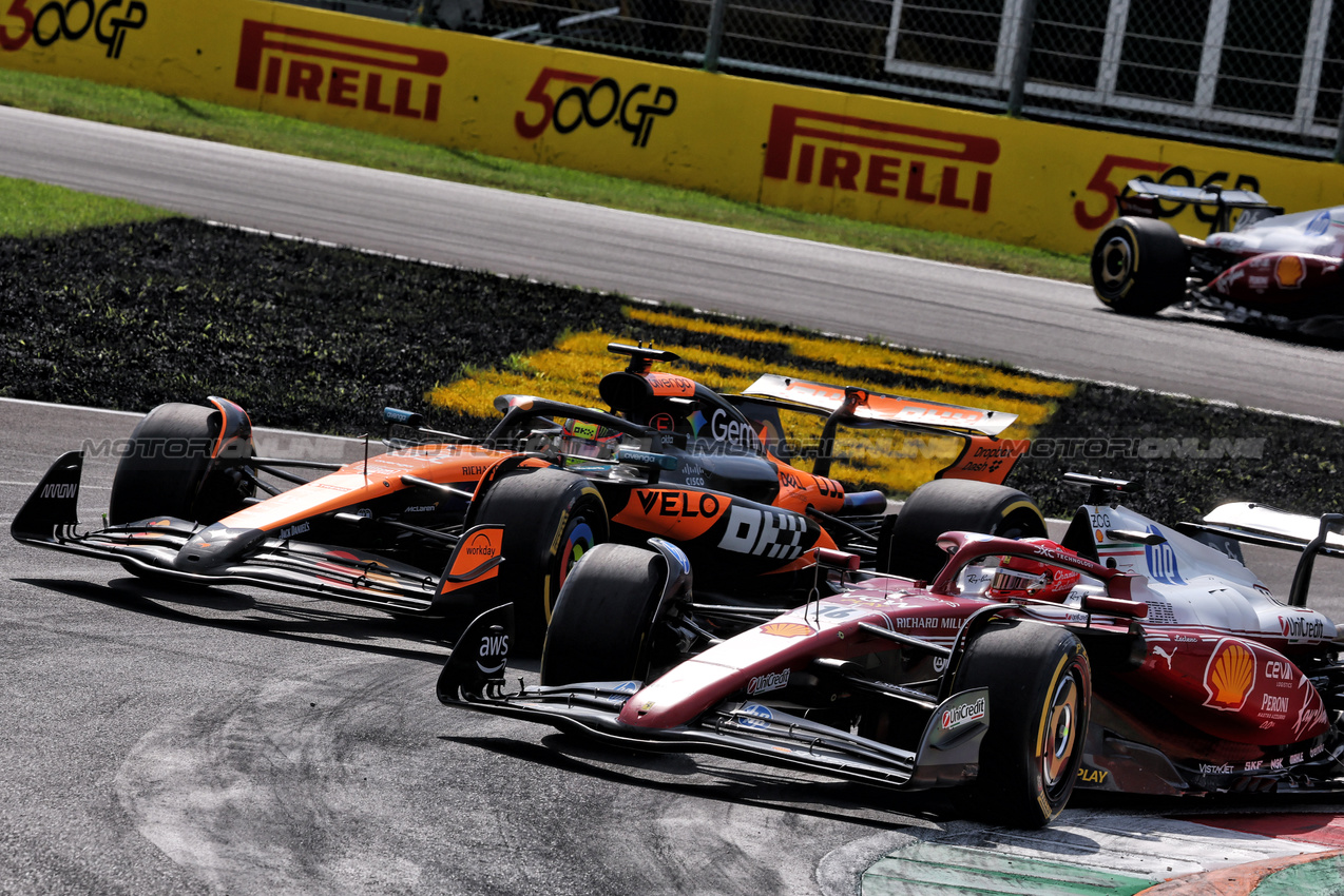 GP ITALIA, Oscar Piastri (AUS) McLaren MCL39 e Charles Leclerc (MON) Ferrari SF-25 battle for position.

07.09.2025. Formula 1 World Championship, Rd 16, Italian Grand Prix, Monza, Italy, Gara Day.

- www.xpbimages.com, EMail: requests@xpbimages.com © Copyright: Charniaux / XPB Images