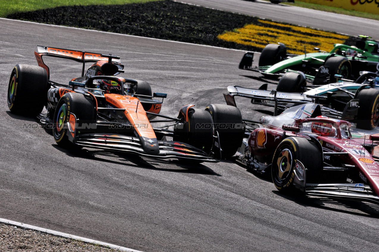 GP ITALIA, Oscar Piastri (AUS) McLaren MCL39 e Charles Leclerc (MON) Ferrari SF-25 battle for position.

07.09.2025. Formula 1 World Championship, Rd 16, Italian Grand Prix, Monza, Italy, Gara Day.

- www.xpbimages.com, EMail: requests@xpbimages.com © Copyright: Charniaux / XPB Images