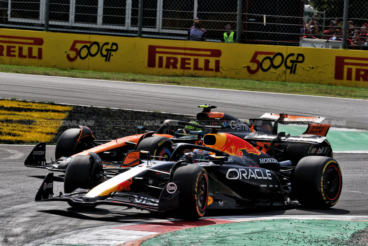 GP ITALIA, Max Verstappen (NLD) Red Bull Racing RB21 takes the lead from Lando Norris (GBR) McLaren MCL39.

07.09.2025. Formula 1 World Championship, Rd 16, Italian Grand Prix, Monza, Italy, Gara Day.

- www.xpbimages.com, EMail: requests@xpbimages.com © Copyright: Charniaux / XPB Images