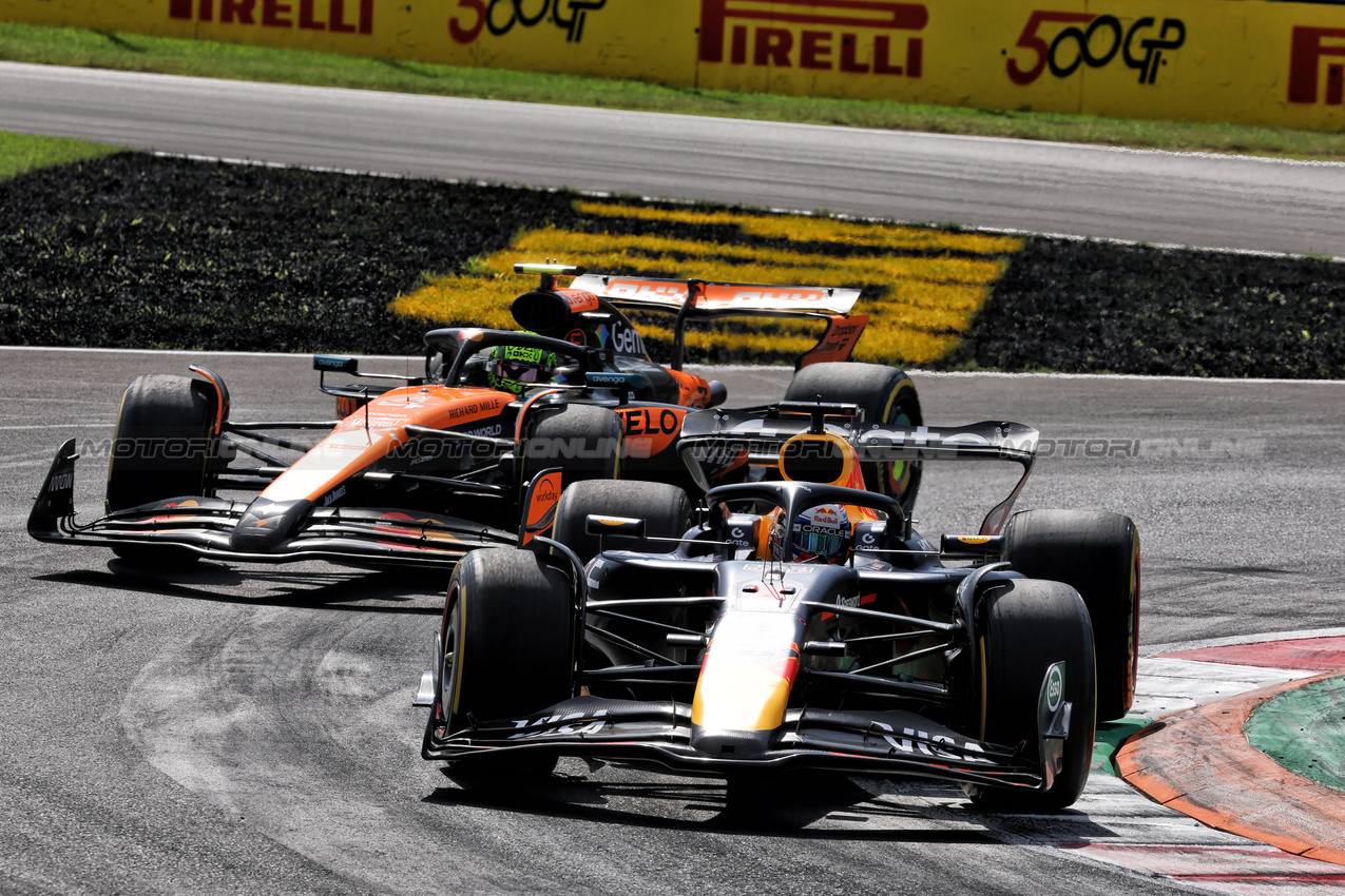 GP ITALIA, Max Verstappen (NLD) Red Bull Racing RB21 takes the lead from Lando Norris (GBR) McLaren MCL39.

07.09.2025. Formula 1 World Championship, Rd 16, Italian Grand Prix, Monza, Italy, Gara Day.

- www.xpbimages.com, EMail: requests@xpbimages.com © Copyright: Charniaux / XPB Images