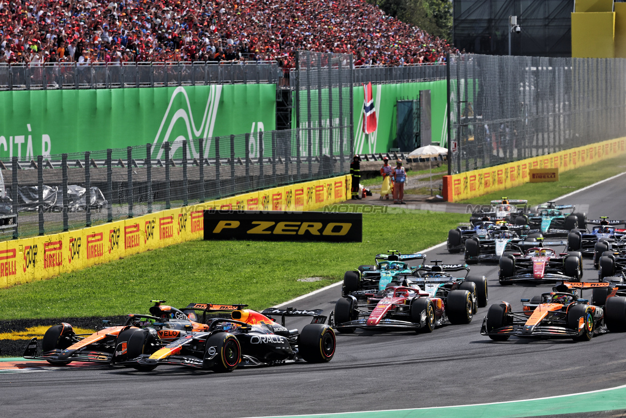 GP ITALIA, Lando Norris (GBR) McLaren MCL39 e Max Verstappen (NLD) Red Bull Racing RB21 battle for the lead at the partenza of the race.

07.09.2025. Formula 1 World Championship, Rd 16, Italian Grand Prix, Monza, Italy, Gara Day.

- www.xpbimages.com, EMail: requests@xpbimages.com © Copyright: Bearne / XPB Images