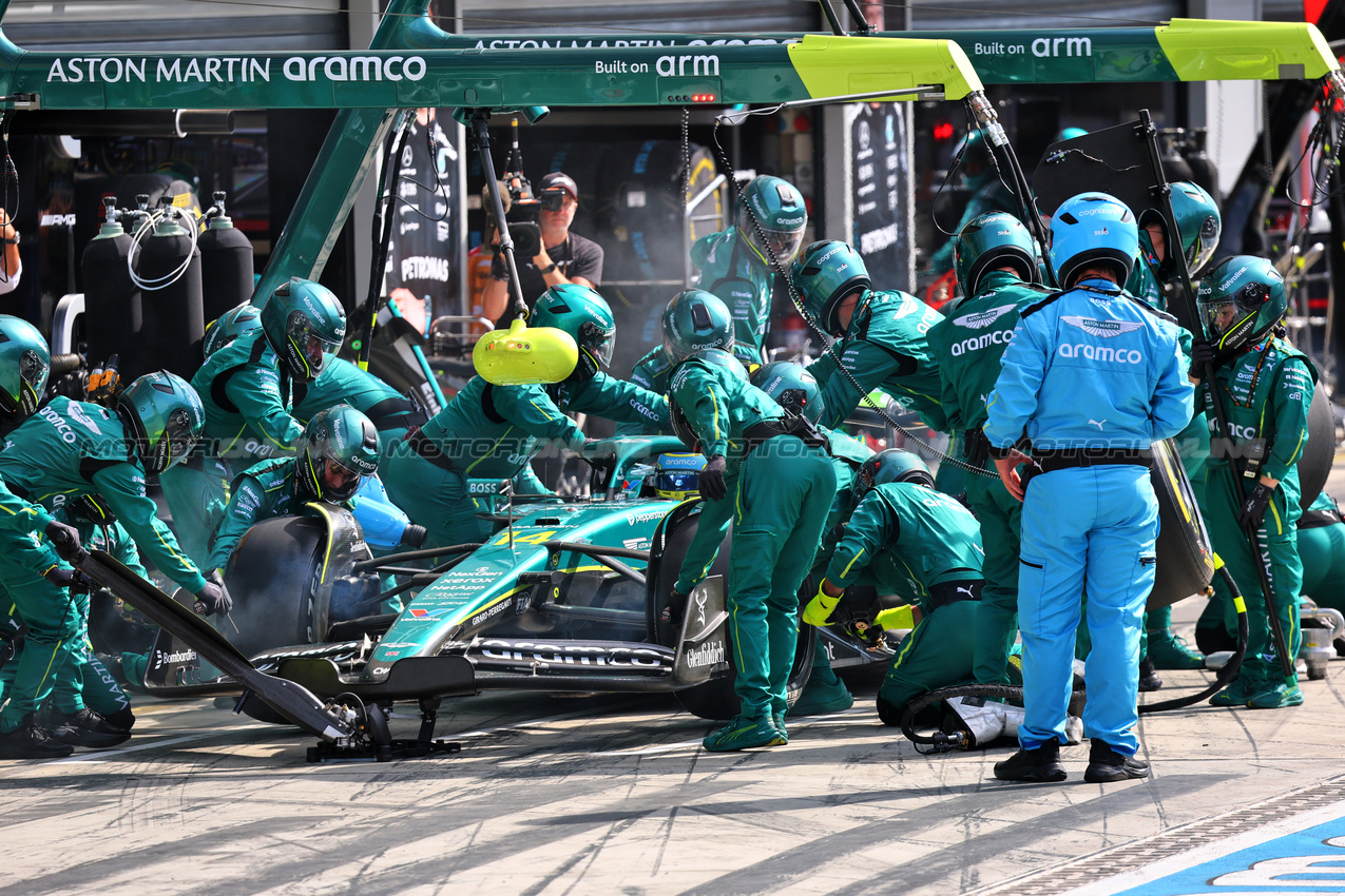 GP ITALIA, Fernando Alonso (ESP) Aston Martin F1 Team AMR25 makes a pit stop.

07.09.2025. Formula 1 World Championship, Rd 16, Italian Grand Prix, Monza, Italy, Gara Day.

- www.xpbimages.com, EMail: requests@xpbimages.com © Copyright: Batchelor / XPB Images