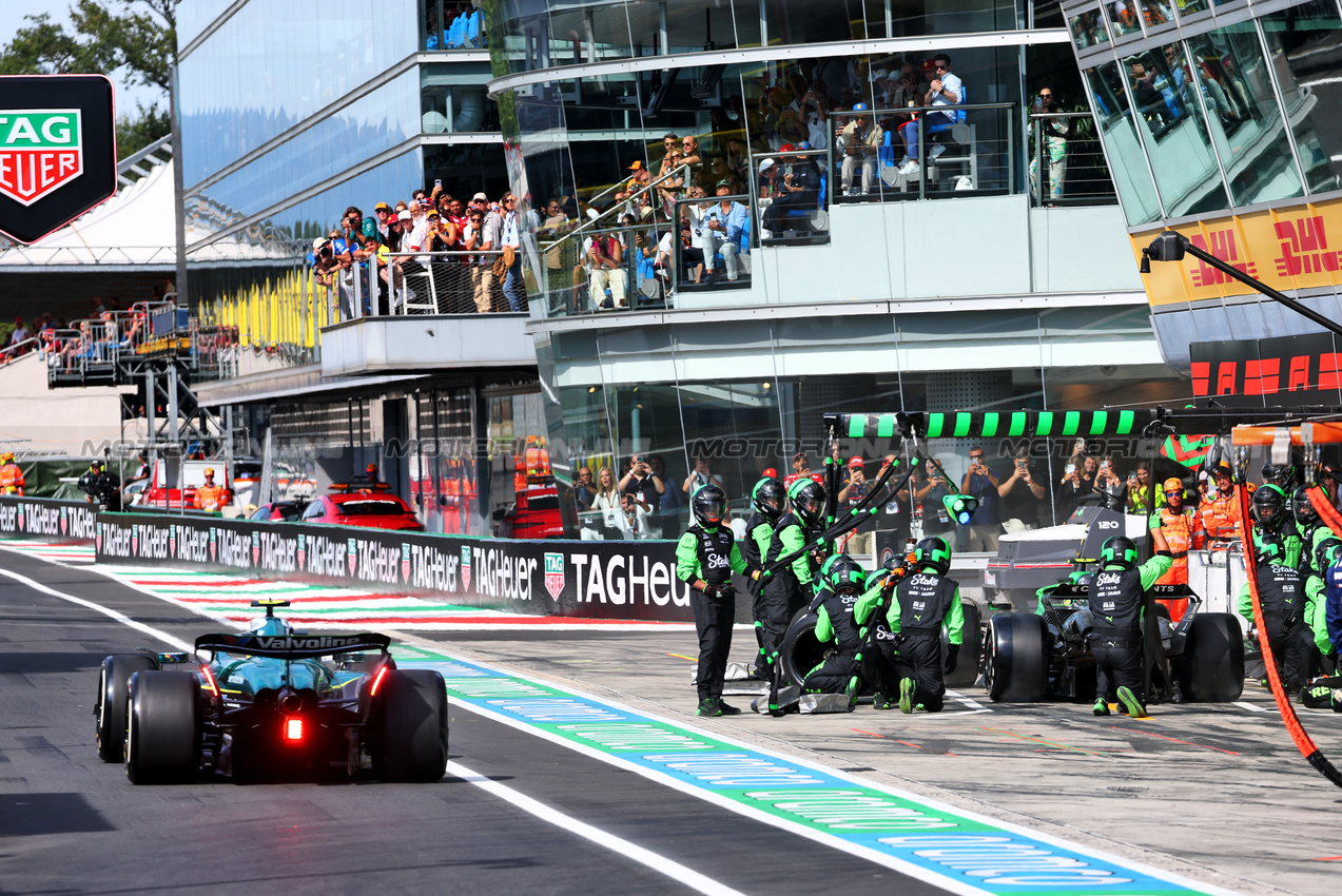 GP ITALIA, Gabriel Bortoleto (BRA) Sauber C45 makes a pit stop e is passed by Fernando Alonso (ESP) Aston Martin F1 Team AMR25.

07.09.2025. Formula 1 World Championship, Rd 16, Italian Grand Prix, Monza, Italy, Gara Day.

- www.xpbimages.com, EMail: requests@xpbimages.com © Copyright: Batchelor / XPB Images