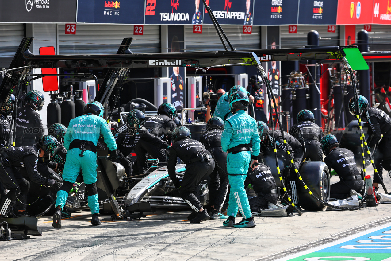 GP ITALIA, George Russell (GBR) Mercedes AMG F1 W16 makes a pit stop.

07.09.2025. Formula 1 World Championship, Rd 16, Italian Grand Prix, Monza, Italy, Gara Day.

- www.xpbimages.com, EMail: requests@xpbimages.com © Copyright: Batchelor / XPB Images
