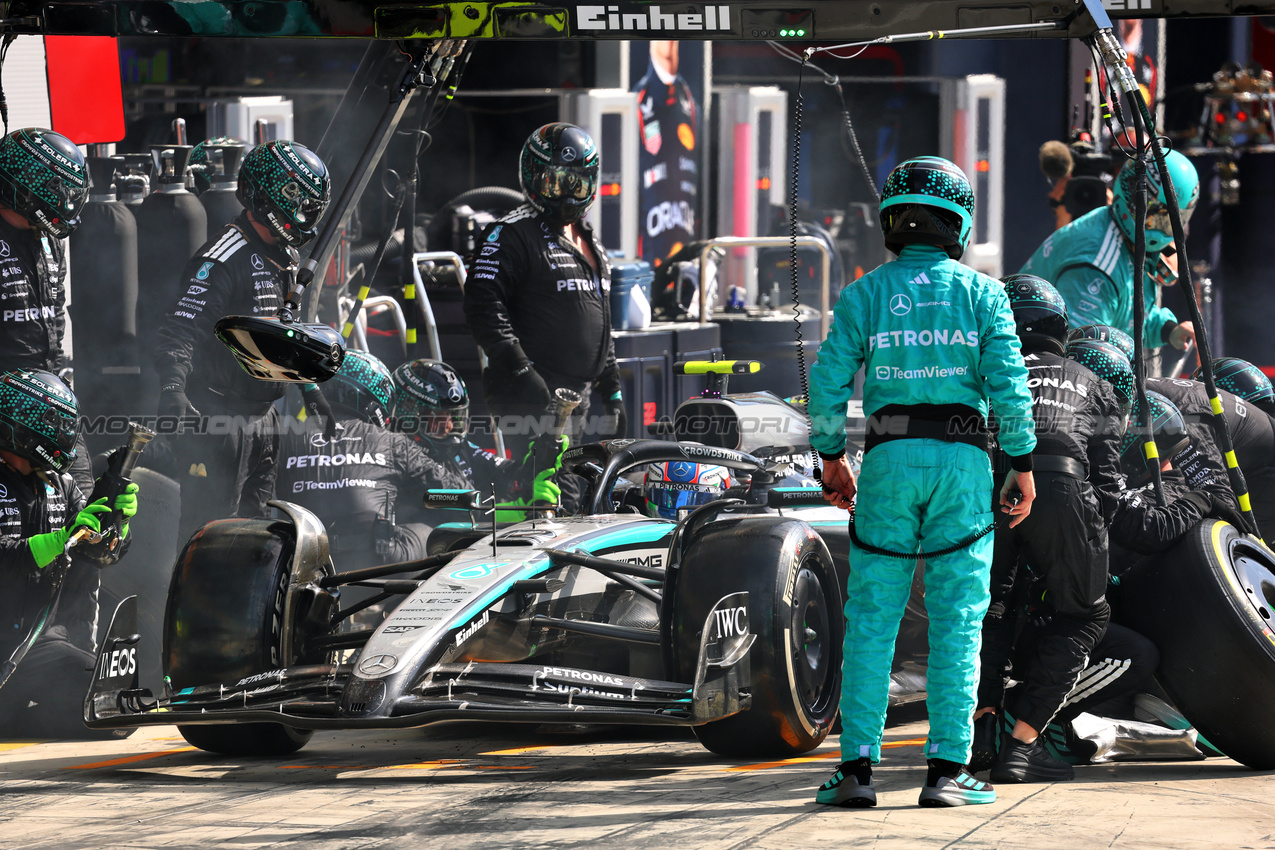 GP ITALIA, Andrea Kimi Antonelli (ITA) Mercedes AMG F1 W16 makes a pit stop.

07.09.2025. Formula 1 World Championship, Rd 16, Italian Grand Prix, Monza, Italy, Gara Day.

- www.xpbimages.com, EMail: requests@xpbimages.com © Copyright: Batchelor / XPB Images