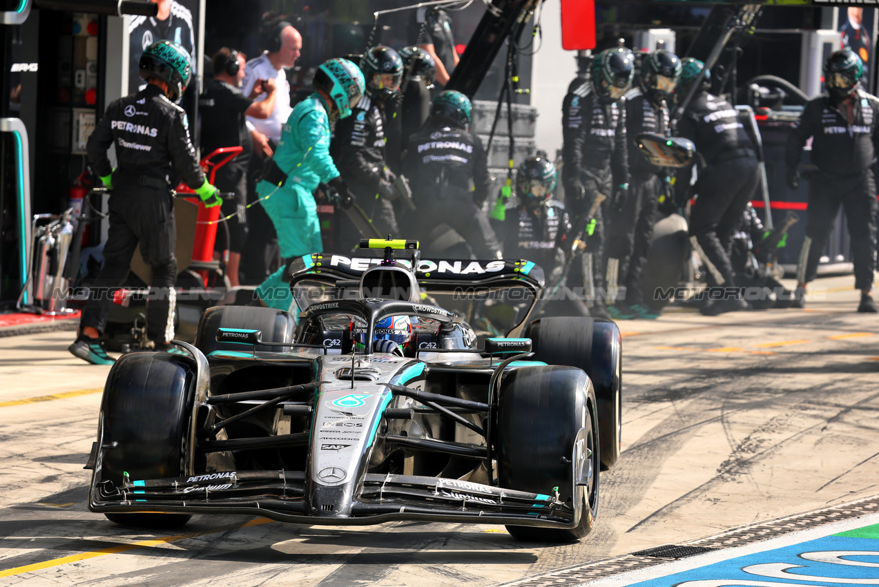GP ITALIA, Andrea Kimi Antonelli (ITA) Mercedes AMG F1 W16 makes a pit stop.

07.09.2025. Formula 1 World Championship, Rd 16, Italian Grand Prix, Monza, Italy, Gara Day.

- www.xpbimages.com, EMail: requests@xpbimages.com © Copyright: Batchelor / XPB Images