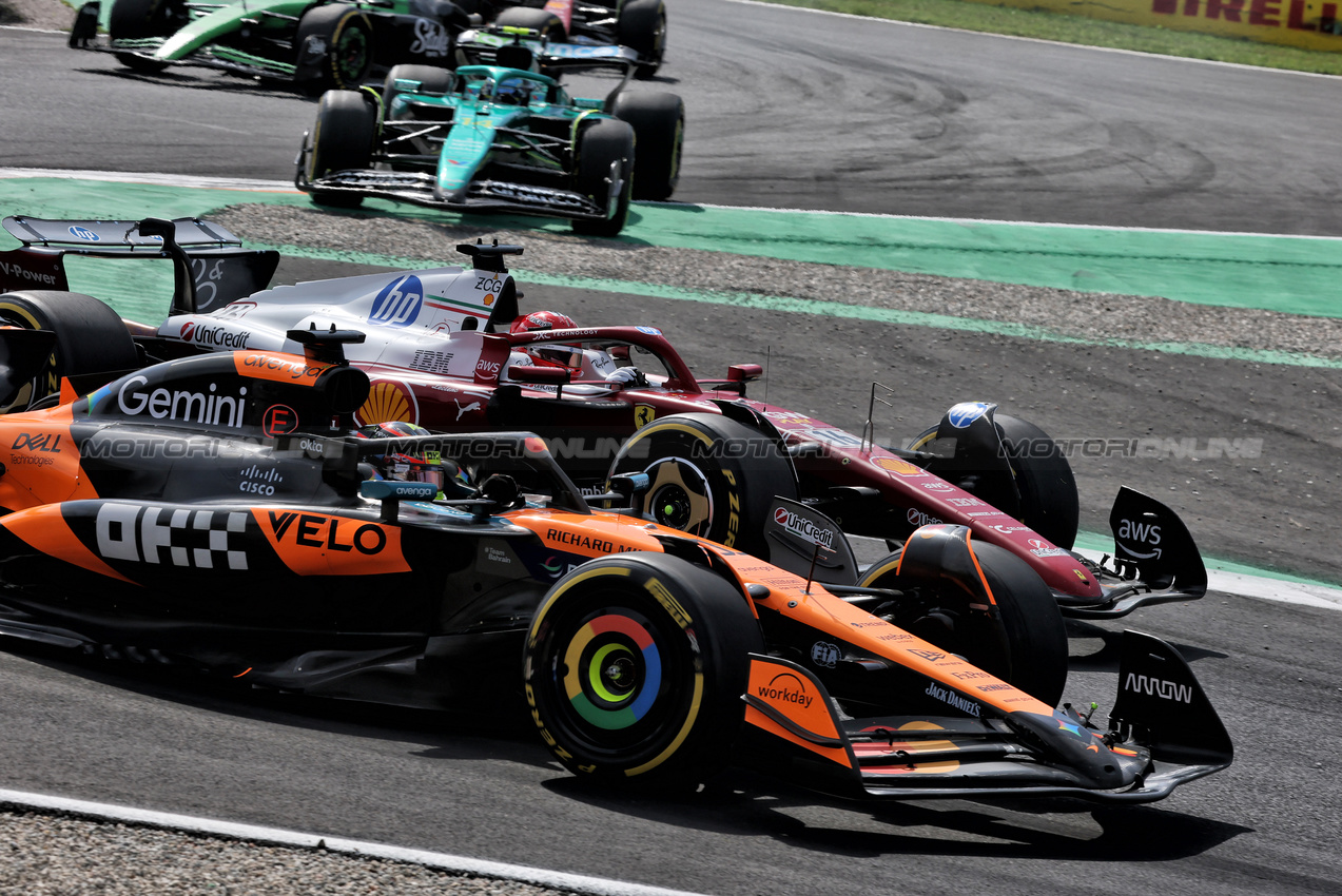 GP ITALIA, Oscar Piastri (AUS) McLaren MCL39 e Charles Leclerc (MON) Ferrari SF-25 battle for position.

07.09.2025. Formula 1 World Championship, Rd 16, Italian Grand Prix, Monza, Italy, Gara Day.

- www.xpbimages.com, EMail: requests@xpbimages.com © Copyright: Charniaux / XPB Images
