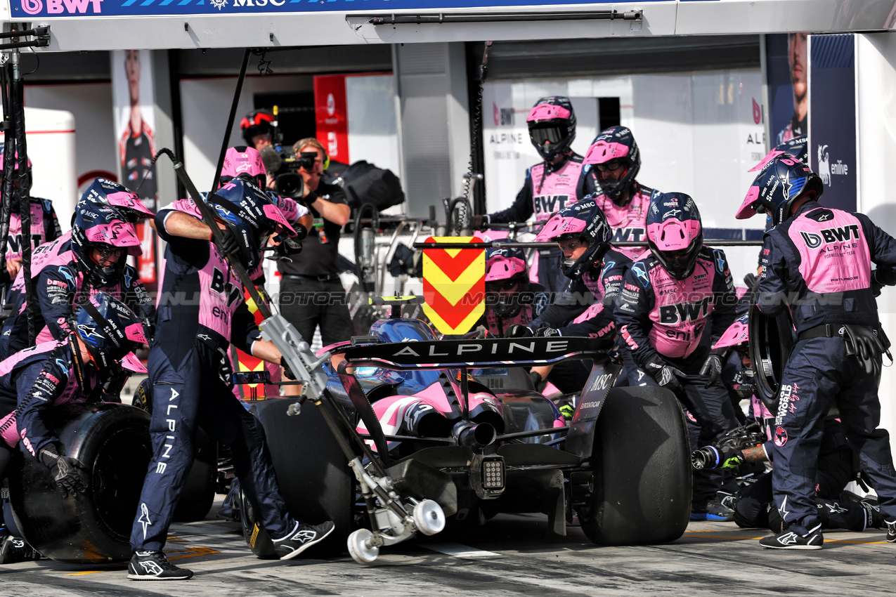 GP ITALIA, Franco Colapinto (ARG) Alpine F1 Team A525 makes a pit stop.

07.09.2025. Formula 1 World Championship, Rd 16, Italian Grand Prix, Monza, Italy, Gara Day.

- www.xpbimages.com, EMail: requests@xpbimages.com © Copyright: Batchelor / XPB Images
